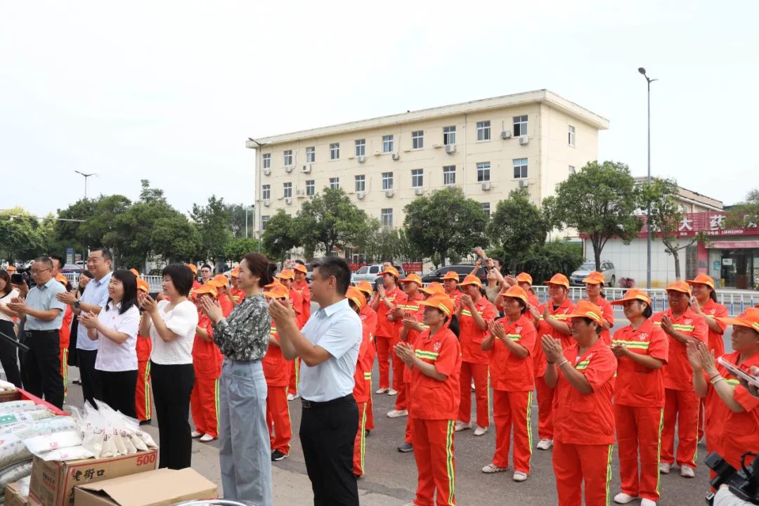 致敬城市美容師——吳越學(xué)校開展為全市戶外勞動(dòng)者愛心義剪活動(dòng)