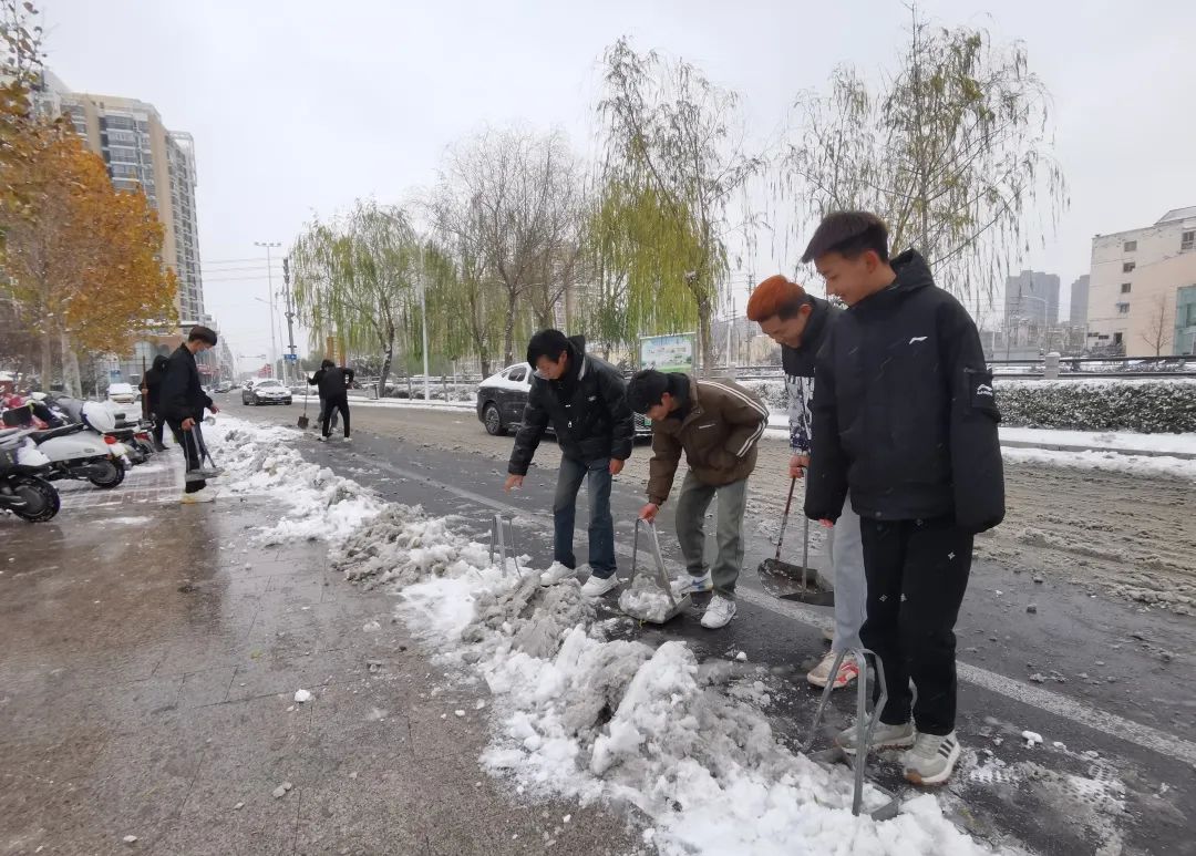 大雪至|吳越學(xué)校師生除雪進(jìn)行時(shí)